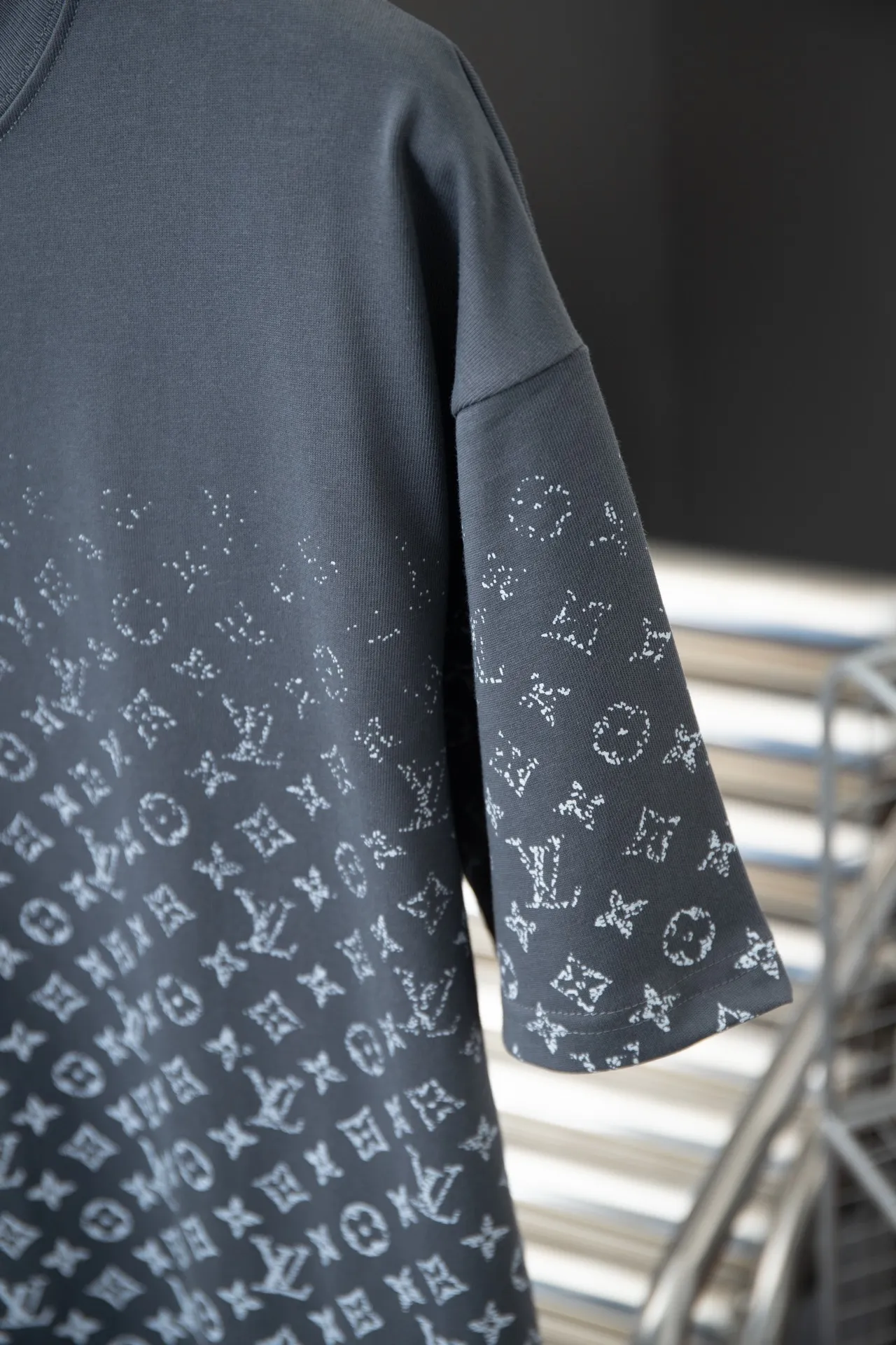 🅿️180 High-quality Lv 2025 early spring new style, MONOGRAM presbyopic gradient short-sleeved T-shirt, which uses digital printing technology to render pixel light and shadow for the Monogram gradient pattern. Its silk-screen texture and knitting effect complement each other, and the logo hardware is customized on the side. Synchronized with the official website, pure cotton fabrics at the counter! Comfortable against the skin, durable and easy to wear, meticulous original craftsmanship, custom-made 260g vat-dyed fabric, very comfortable to the touch, latest brick cabinet synchronization, OS off-shoulder version, fashionable and individual, super versatile and good-looking, very suitable for both men and women, must-have style, hang tag, collar label, washed wheat, complete with three labels S M L XL